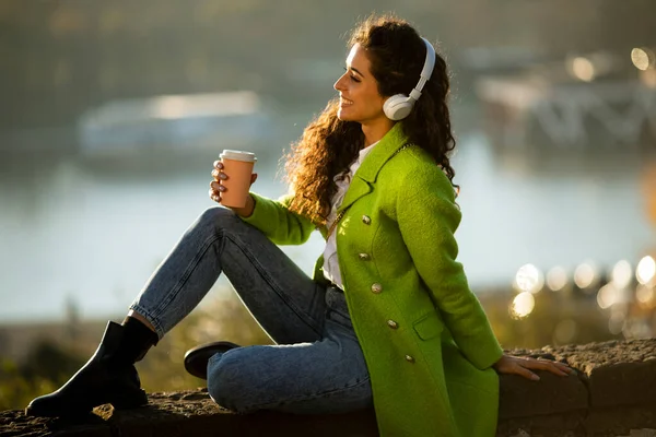 Bella Giovane Donna Che Ascolta Musica Con Smartphone Caffè Asporto — Foto Stock