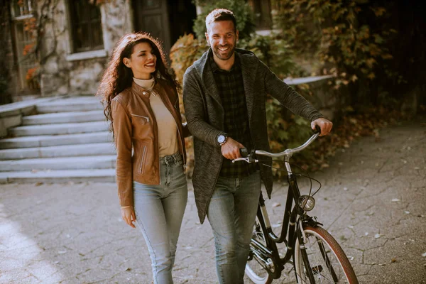 Hermosa Pareja Joven Caminando Con Bicicleta Parque Otoño —  Fotos de Stock