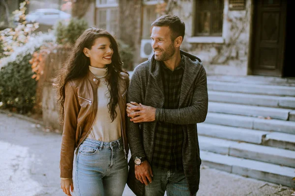 Bonito Jovem Casal Andando Parque Outono — Fotografia de Stock