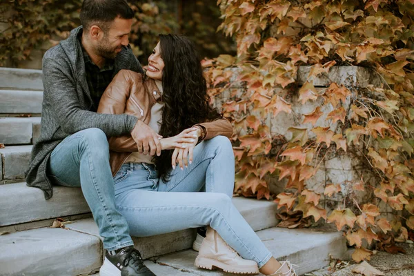 Beau Jeune Couple Assis Sur Les Escaliers Extérieurs Jour Automne — Photo