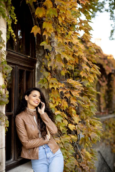 Güz Gününde Cep Telefonu Olan Güzel Bir Genç Kadın — Stok fotoğraf