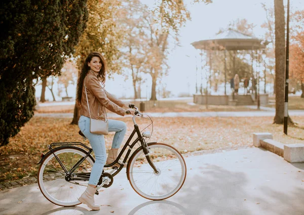 Hübsche Junge Frau Radelt Einem Herbsttag — Stockfoto