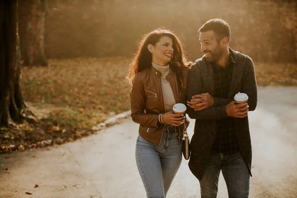 Schönes Junges Paar Spaziert Herbstpark Mit Coffee Tassen Der Hand — Stockfoto