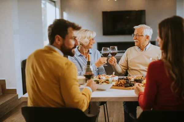 Famiglia Felice Che Cena Con Vino Rosso Casa — Foto Stock