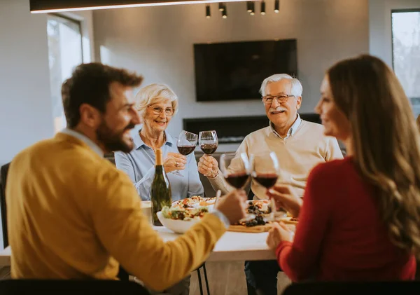 Lycklig Familj Som Äter Middag Med Rödvin Hemma — Stockfoto