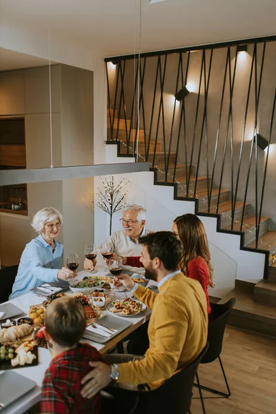 Família Feliz Ter Jantar Com Vinho Tinto Casa — Fotografia de Stock