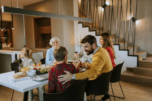 Familia Feliz Cenando Con Vino Tinto Casa — Foto de Stock