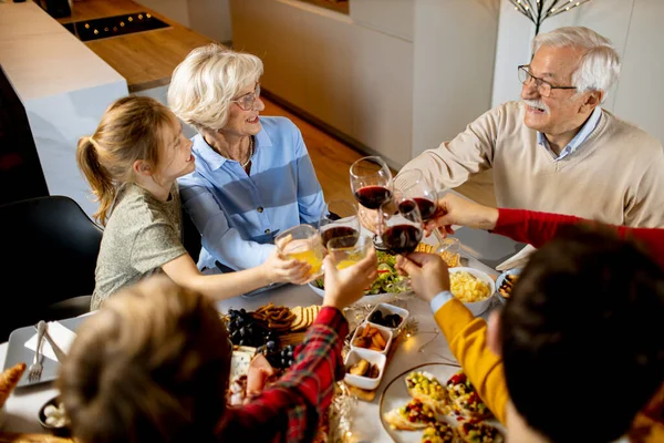 Família Feliz Ter Jantar Com Vinho Tinto Casa — Fotografia de Stock