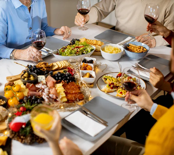 Mutlu Bir Aile Evde Kırmızı Şarapla Yemek Yiyor — Stok fotoğraf