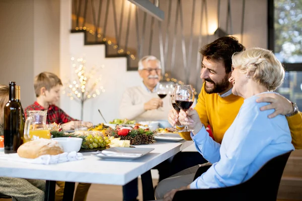 Lycklig Familj Som Äter Middag Med Rödvin Hemma — Stockfoto