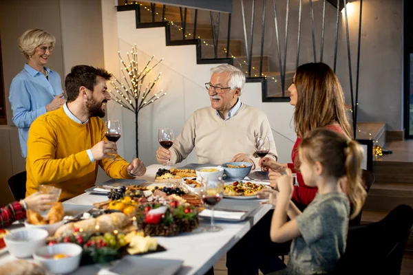 Familia Feliz Cenando Con Vino Tinto Casa —  Fotos de Stock