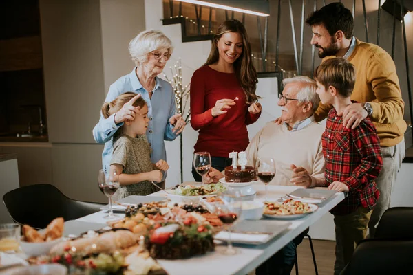 Famiglia Felice Che Festeggia Compleanno Del Nonno Con Torta Candele — Foto Stock