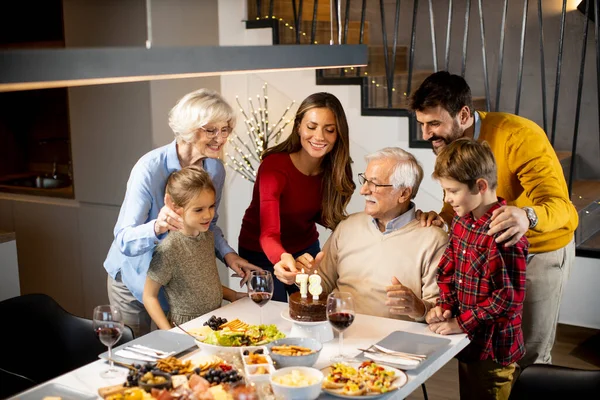 Família Feliz Celebrando Aniversário Avô Com Bolo Velas Casa — Fotografia de Stock