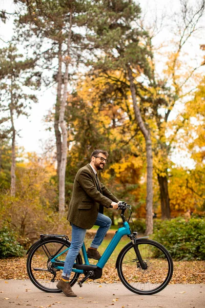 Joven Guapo Con Bicicleta Eléctrica Parque Otoño — Foto de Stock