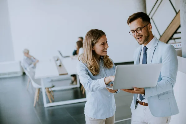 Joven Pareja Negocios Trabajando Discutiendo Por Computadora Portátil Oficina Delante — Foto de Stock