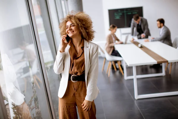 Ung Lockigt Hår Affärskvinna Med Mobiltelefon Kontoret Med Ungdomar Arbetar — Stockfoto