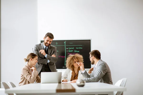 Gruppo Giovani Imprenditori Multietnici Che Lavorano Insieme Ufficio — Foto Stock