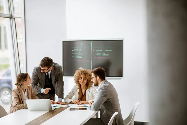 Groupe Jeunes Entrepreneurs Multiethniques Travaillant Ensemble Bureau — Photo