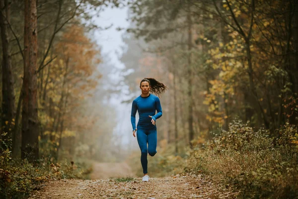 Jovem Mulher Terno Azul Correndo Direção Câmera Trilha Floresta Outono — Fotografia de Stock