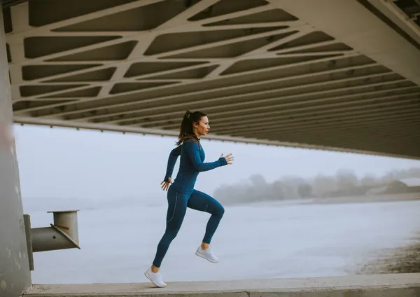 Bella Giovane Donna Tuta Blu Che Corre Lungo Fiume Mattino — Foto Stock