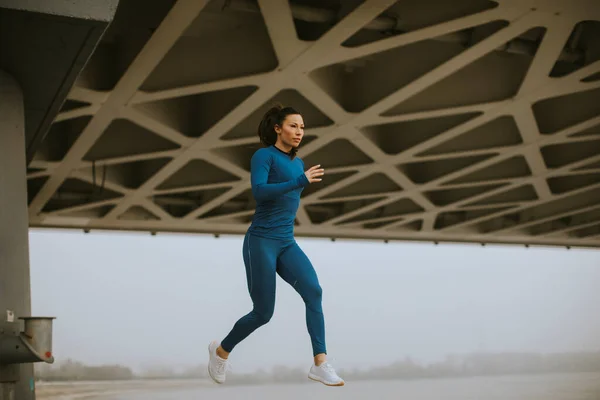 Bella Giovane Donna Tuta Blu Che Corre Lungo Fiume Mattino — Foto Stock