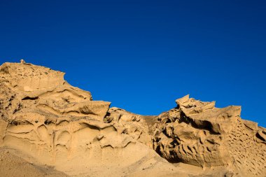Yunanistan 'ın Santorini adasındaki Vlychada plajı volkanik kül kaya oluşumuna bakın