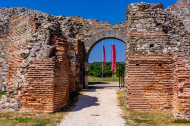 Sırbistan 'ın Zajecar kenti yakınlarındaki Roma İmparatoru Galerius' un sarayının kalıntıları olan Felix Romuliana 'ya bakın. UNESCO 'nun 2007 yılından bu yana Dünya Mirası Alanı.
