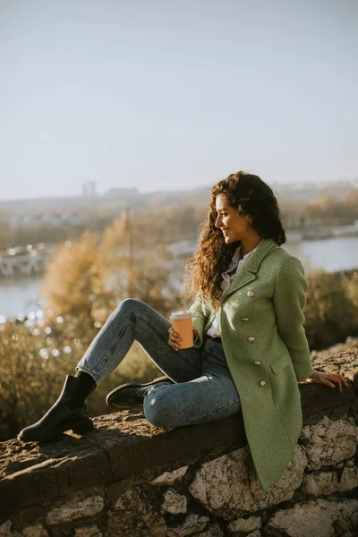 Hübsche Junge Frau Mit Lockigem Haar Genießt Die Herbstsonne Während — Stockfoto