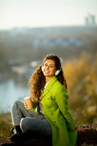 Hübsche Junge Frau Hört Sonnigen Herbsttagen Musik Mit Smartphone Und — Stockfoto