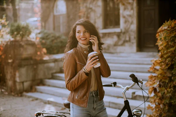 Όμορφη Νεαρή Γυναίκα Κινητό Τηλέφωνο Πίνουν Καφέ Για Πάει Ποδήλατο — Φωτογραφία Αρχείου
