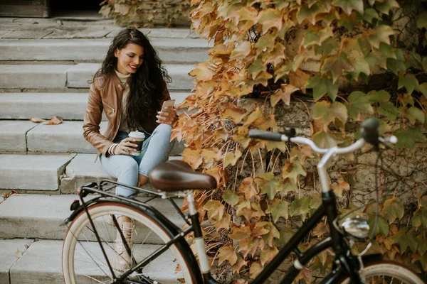 Красивая Молодая Женщина Мобильным Телефоном Выпить Кофе Вынос Лестнице Велосипеде — стоковое фото