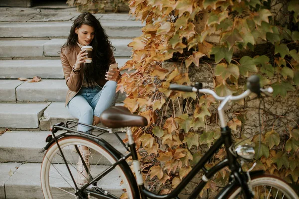 Söt Ung Kvinna Med Mobiltelefon Dricka Hämtmat Kaffe Vid Trappan — Stockfoto