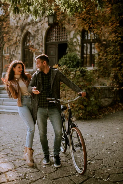 Schönes Junges Paar Spaziert Mit Fahrrad Herbstpark — Stockfoto