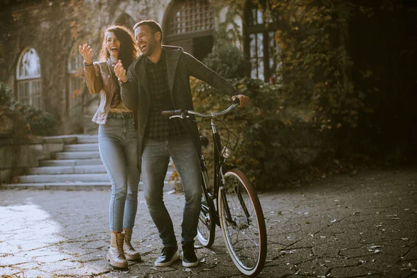 Bonito Jovem Casal Andando Com Bicicleta Parque Outono — Fotografia de Stock