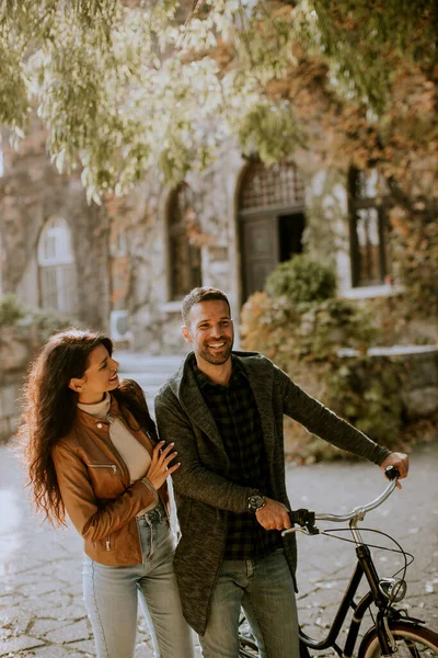 Красивая Молодая Пара Гуляющая Велосипеде Осеннем Парке — стоковое фото