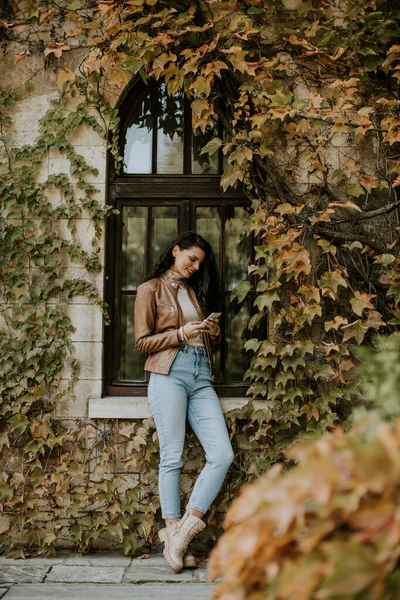 Mujer Bastante Joven Con Teléfono Móvil Día Otoño — Foto de Stock