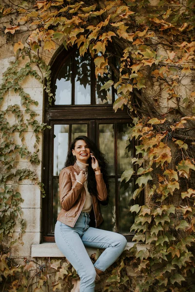 Hübsche Junge Frau Mit Handy Einem Herbsttag — Stockfoto