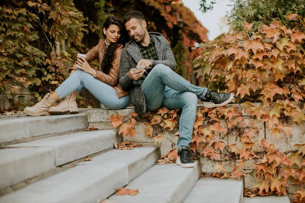 Knap Jong Paar Zitten Buitentrap Een Herfstdag Met Behulp Van — Stockfoto