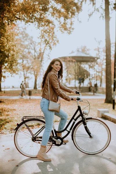 Jolie Jeune Femme Vélo Jour Automne — Photo