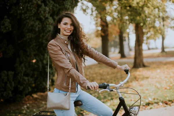 Mujer Bastante Joven Montar Bicicleta Día Otoño —  Fotos de Stock