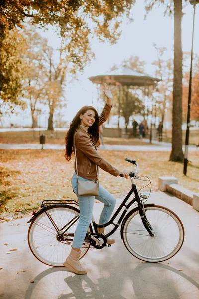 秋の日に自転車に乗るかなり若い女性 — ストック写真