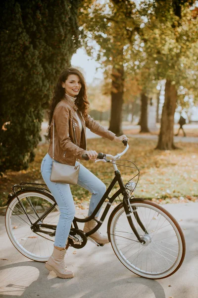 Jolie Jeune Femme Vélo Jour Automne — Photo