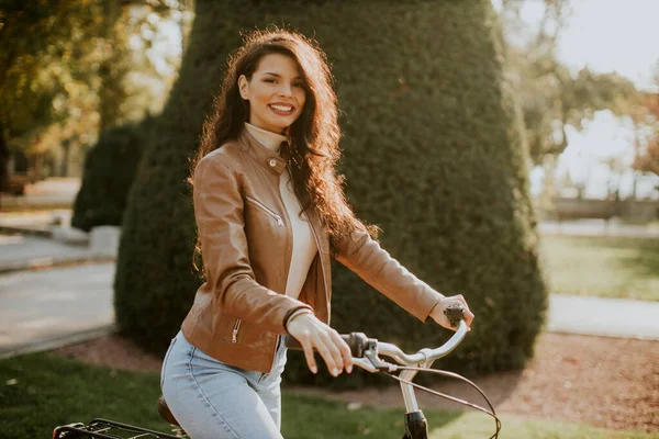 Jolie Jeune Femme Vélo Jour Automne — Photo