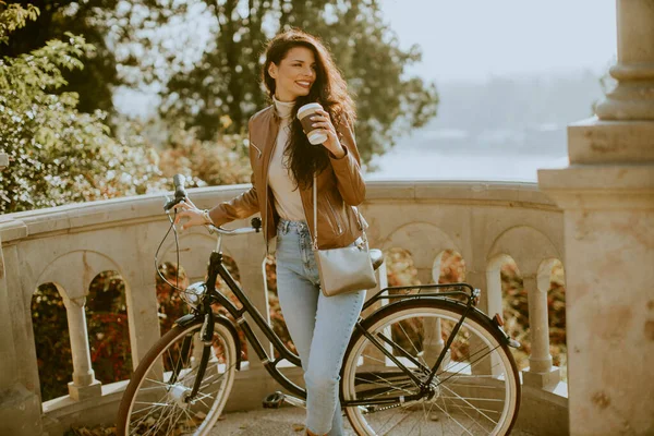 가을에 자전거 옆에서 테이크 커피를 예쁘고 — 스톡 사진