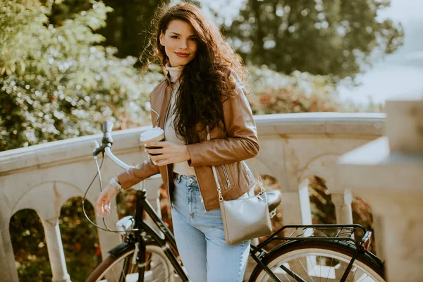 가을에 자전거 옆에서 테이크 커피를 예쁘고 — 스톡 사진