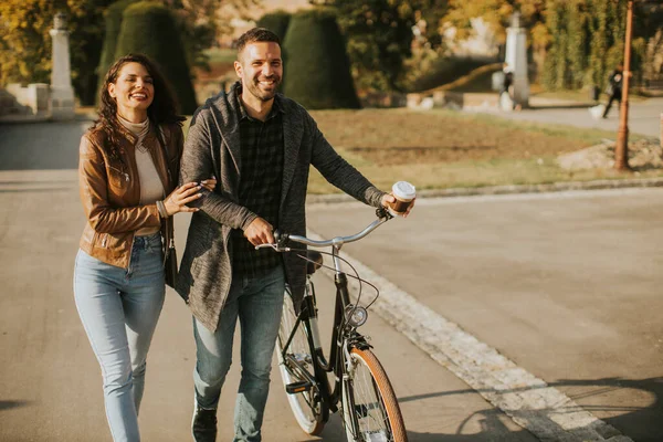 Stilig Ung Par Promenader Med Cykel Höstparken — Stockfoto