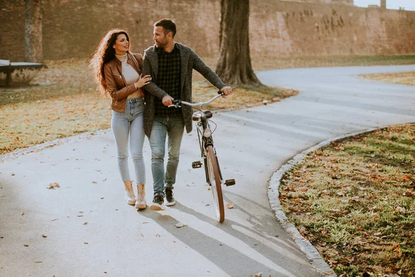 Schönes Junges Paar Spaziert Mit Fahrrad Herbstpark — Stockfoto