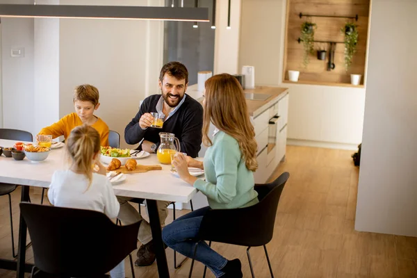 Genç Mutlu Aile Evdeki Yemek Masasında Kahvaltı Ederken Konuşuyor — Stok fotoğraf