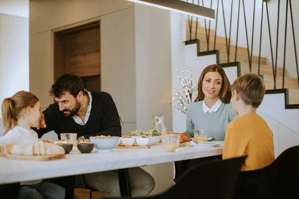 Joven Familia Feliz Hablando Mientras Desayuna Mesa Comedor Apartamento — Foto de Stock