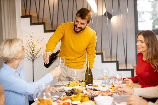 Bonito Jovem Poring Vinho Tinto Para Sua Mãe Para Testar — Fotografia de Stock